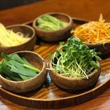 薄切り肉で様々な野菜を巻いて食べるベジマキが人気メニュー◎