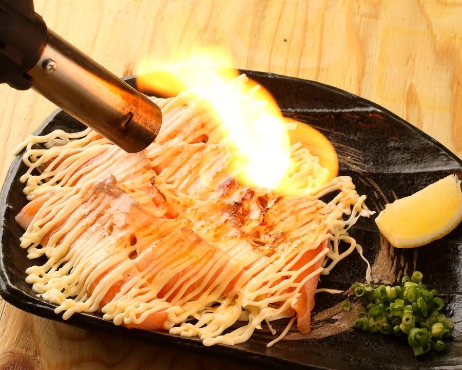 卓上で炙る炙りサーモンマヨは食欲そそります！