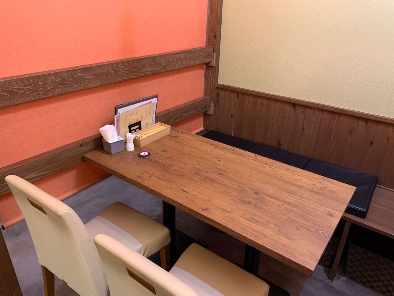 ブラウンと赤を基調とした、一源の内装