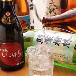 芋・麦・米と個性豊かに取り揃えた焼酎。香ばしい串とご一緒に