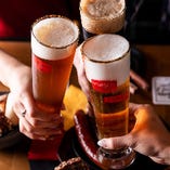 お客様に提供する当店オリジナルビールは、ビールの原料を大麦、ホップ、水に限定したドイツの「ビール純粋令」に基づく本格派
