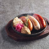 オリジナルソーセージ3種盛り／Three Sausage Platter