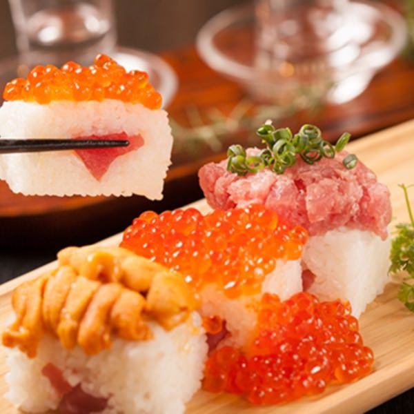 贅沢にウニ、いくら、マグロを乗せた大人気のこぼれ寿司 
