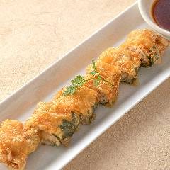 コクのあるチーズを柔らかい食感を持つ湯葉で巻いて揚げた一品