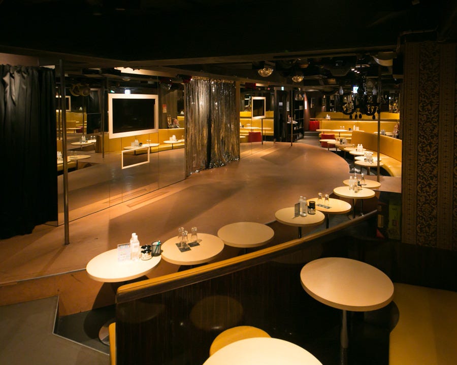 ひげガール 新宿歌舞伎町店_ステージ正面のお席