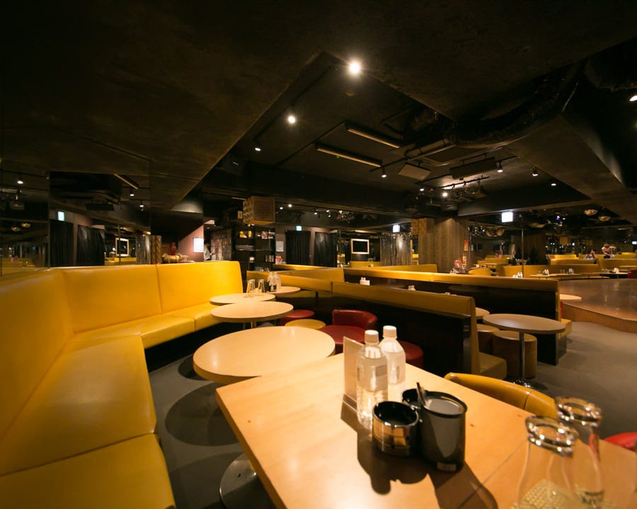 ひげガール 新宿歌舞伎町店_ステージ上手のお席