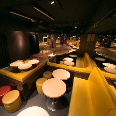 ひげガール 新宿歌舞伎町店_ステージ下手側のボックス席