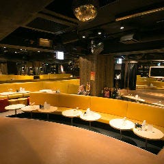 ひげガール 新宿歌舞伎町店_ステージ正面の特等席