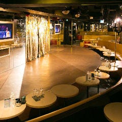 ひげガール 新宿歌舞伎町店_ステージ正面のお席