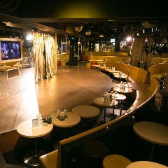 ひげガール 新宿歌舞伎町店_ステージ正面のお席