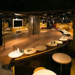 ひげガール 新宿歌舞伎町店_ステージ正面の特等席