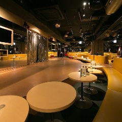 ひげガール 新宿歌舞伎町店_ステージ正面のお席