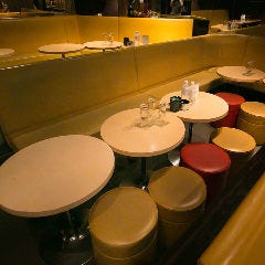 ひげガール 新宿歌舞伎町店_ステージ上手側のボックス席