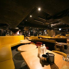 ひげガール 新宿歌舞伎町店_ステージ上手のお席