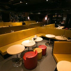 ひげガール 新宿歌舞伎町店_ステージ上手側のボックス席
