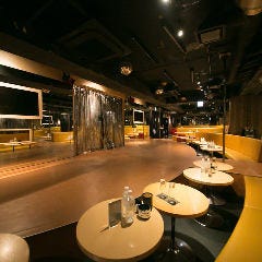 ひげガール 新宿歌舞伎町店_ステージ正面の特等席