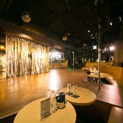 ひげガール 新宿歌舞伎町店_ステージ正面の特等席