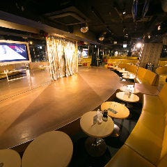 ひげガール 新宿歌舞伎町店_【店内どこからでもステージを】
ステージ真正面は正に特等席！10名様まで座れるソファ席が左右に2つ、最大20名様まで着席でお楽しみいただけます、目の前でショーが展開する臨場感が堪りません。