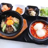 韓国惣菜小鉢が付いたランチセットがお得！