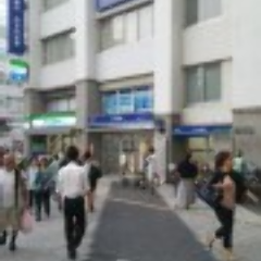 JR蒲田東口を出て右に進みます。道なりに行き、みずほ銀行、ファミリーマートを通り過ぎ右に曲がります。