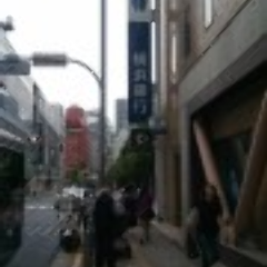 信号を渡ると横浜銀行が見えるのでそののまま直進します。
