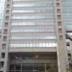 横浜銀行を過ぎて信号を渡ると右手に大きなビルが見えます。