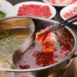 ２つの特製スープが選べる火鍋と選べる具材が人気！