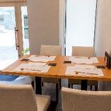 【2～4名様】テーブル席｜カジュアルな雰囲気で日本料理を堪能