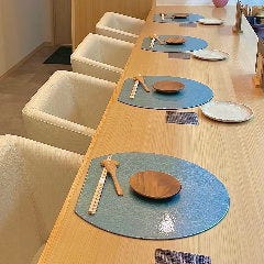 【懐石料理をお気軽に】白と木を基調とした温かみのある店内