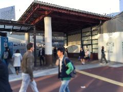 横浜駅西口を出てすぐ右側に進みます。