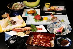 季節のコースにも、名物「うな重」