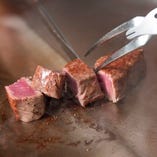 鉄板の上で焼き上げる、上質な国産フィレ肉