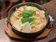 博多でも珍しい、豚骨スープを使った濃厚で深い味わいのもつ鍋