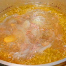 約８時間かけて炊き込む鶏ガラスープ