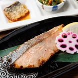 鮭の西京焼き×おばんざい×土鍋ご飯×自家製豆富×お味噌汁の定食