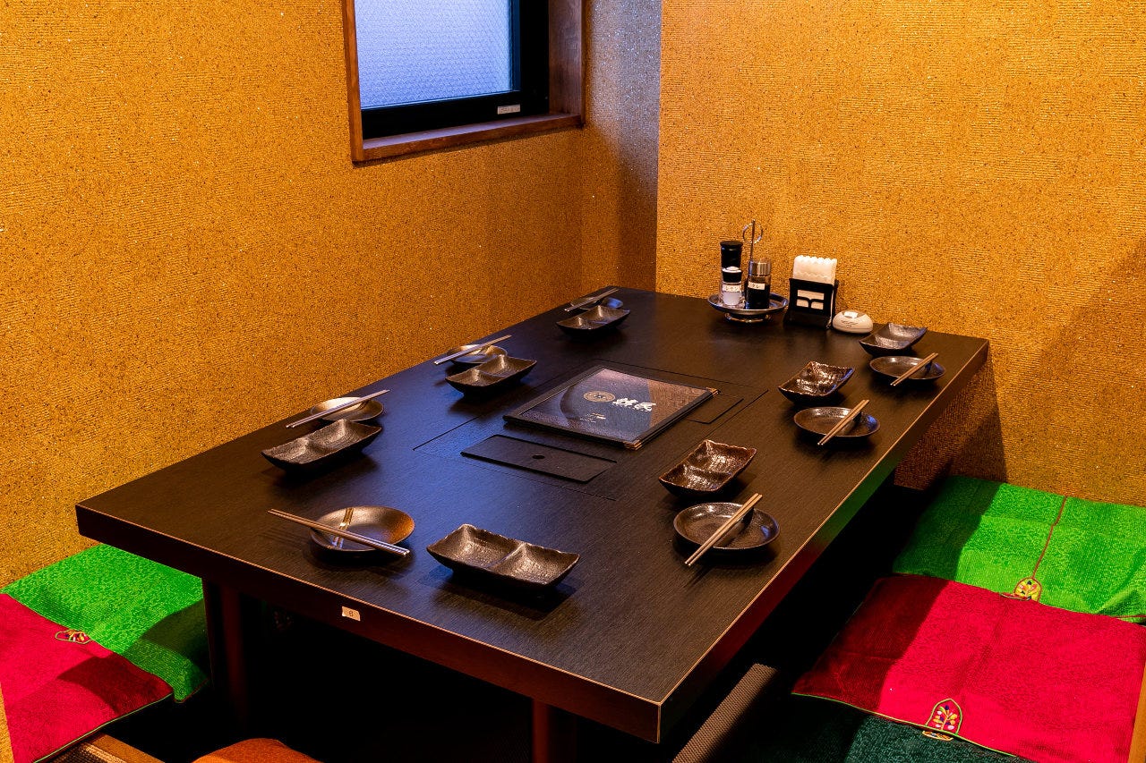 韓民 横浜店の韓国料理店らしい店内