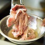 豚肉に合うように開発された、当店自家製の秘伝タレに漬け込んでいるため、タレの旨みもお肉にしっかり染み込んでいます。