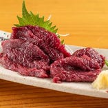 鮮度がよい馬肉を熊本から直送。すっきりしていて柔らかい食感です。