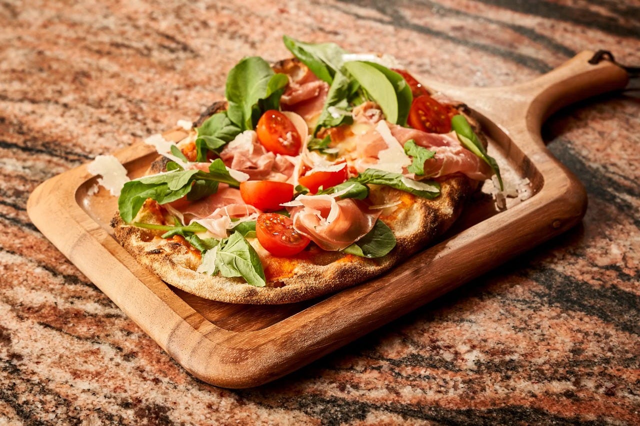 木のトレイにのったピンサ