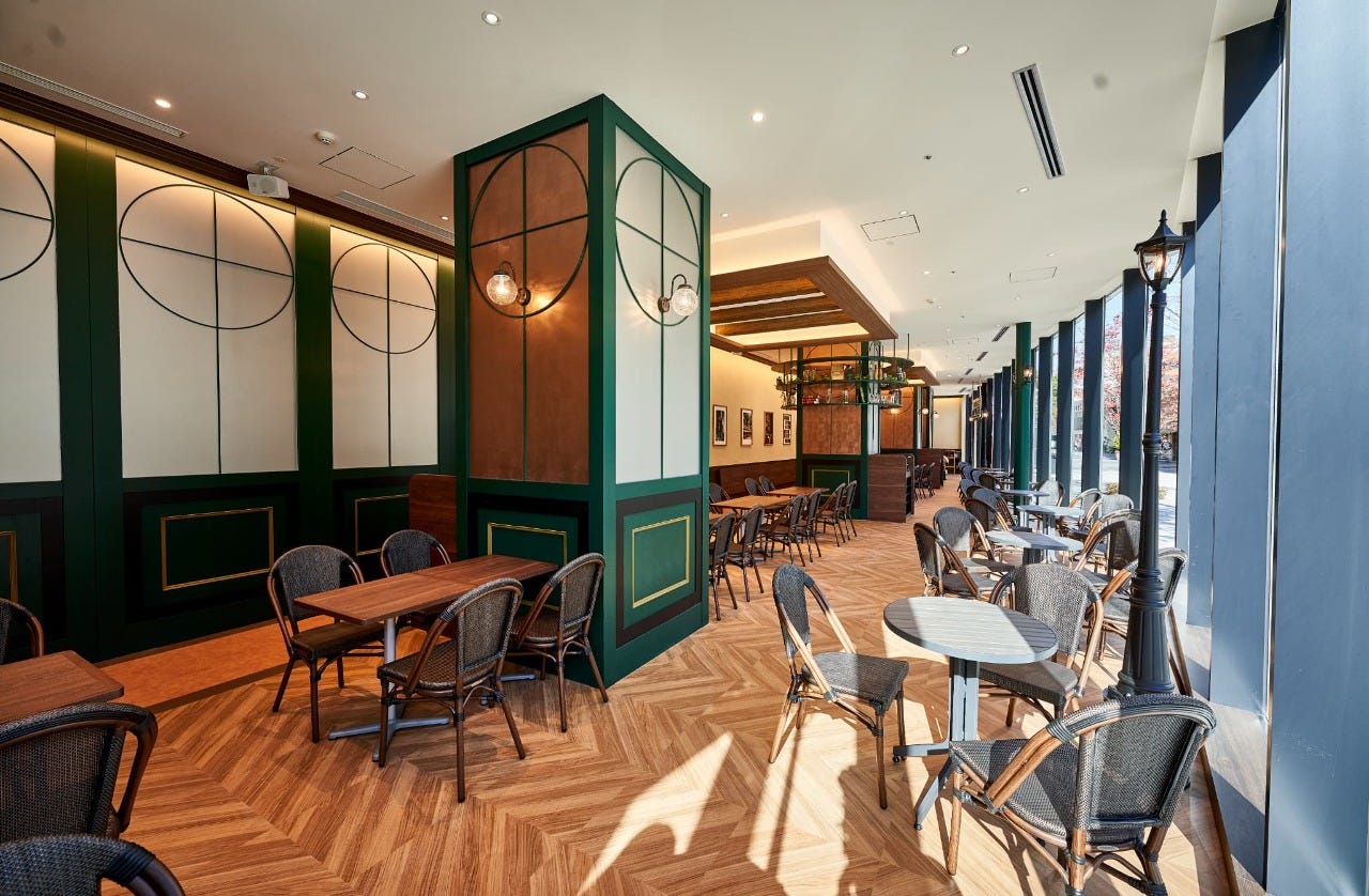 大きな窓から光が差し込む開放的な店内