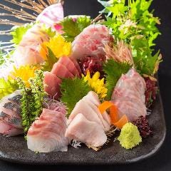 季節鮮魚のお造りは鮮度抜群！！