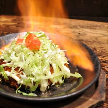 沖縄名物のタコライスをディナー時は目の前で炎に包みます。