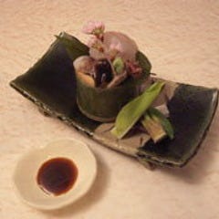 お造りは、季節に応じて盛り付けます。