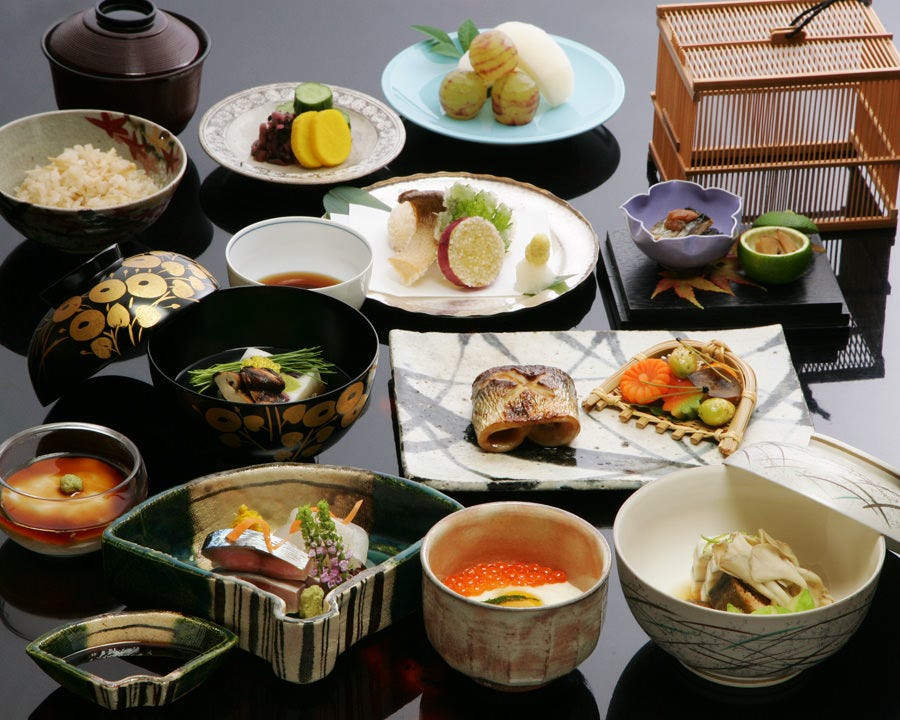 新鮮さと旬、日本料理の粋を感じる
会席コース 12,000円～