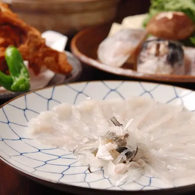 錦彩_熟練の技が光るとらふぐの薄造り