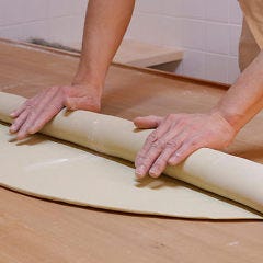 厳選した国内産の玄そばを熟練の職人が打ち込む自家製手打ちそば