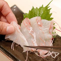 魚本来の旨味を存分に味わえるお造りはお酒との相性も抜群