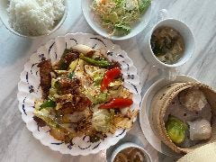 回鍋肉定食 豆板醤と甜麺醤の絶妙なバランスが人気。点心つき