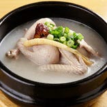 ＜参鶏湯 ＞やわらかい若鶏の中に高麗人参、なつめ、栗などさまざまな材料を詰め、ことこと煮込んだ韓国伝統の味は、ヘルシーでコラーゲンたっぷり。