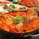 ＜海鮮鍋 ＞新鮮な魚介と野菜の旨味がぎゅっと詰まった具沢山のピリ辛鍋です。